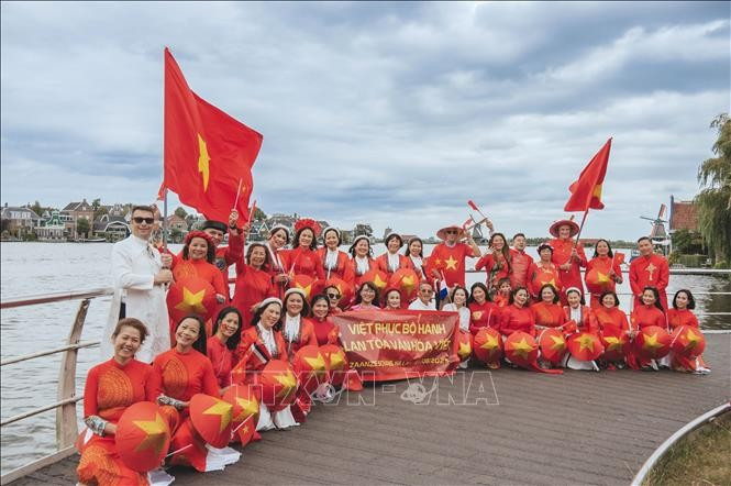Participants in the ao dai walk in the Netherlands on August 31 to mark the 80th anniversary of Vietnam’s National Day. (Photo: VNA)