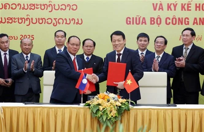 Minister of Public Security General Luong Tam Quang and Lao Deputy Prime Minister and Public Security Minister General Vilay Lakhamphong sign the two ministries’ cooperation plan for 2025. (Photo: VNA)