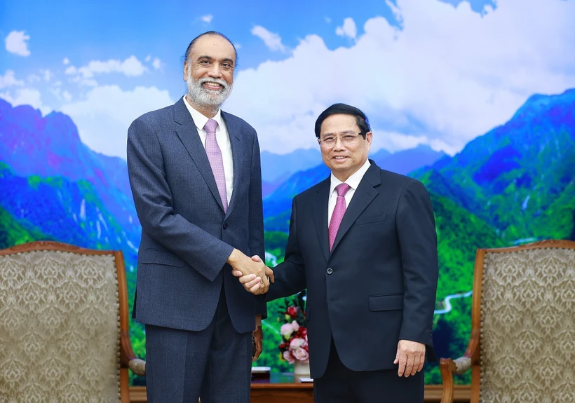 Prime Minister Pham Minh Chinh (R) receives UN Under-Secretary-General for Digital and Emerging Technologies Amandeep Singh Gill. (Photo: VNA)