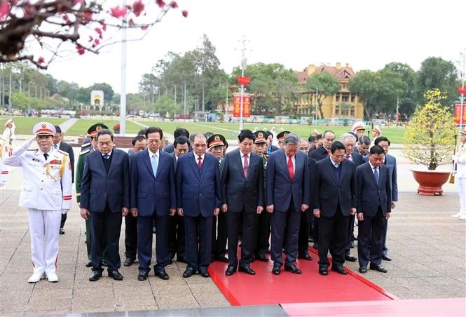 Incumbent and former leaders of the Party, State, National Assembly, Government, and VFF Central Committee pay tribute to President Ho Chi Minh at the late leader's mausoleum in Hanoi on the 95th founding anniversary of the Communist Party of Vietnam (CPV) on February 3. (Photo: VNA)