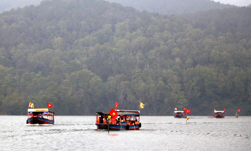 Nha Duong lake - part of Huong Tich pagoda complex. (Photo: VNA)