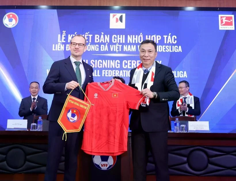 The Memorandum of Understanding, signed between the Vietnam Football Federation and DFL Deutsche Fußball Liga, aims to improve the quality of Vietnam's youth teams. (Photo: VFF)