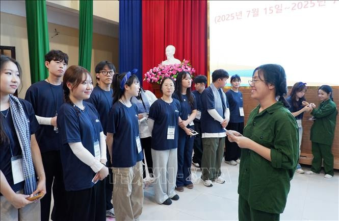 Young people of Tay Ninh and Chungcheongnam at their exchange. (Photo: VNA)