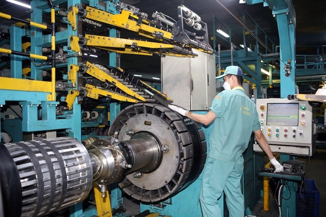 Workers operate the truck tyre production system at the DRC factory in Da Nang city. (Photo: VNA)