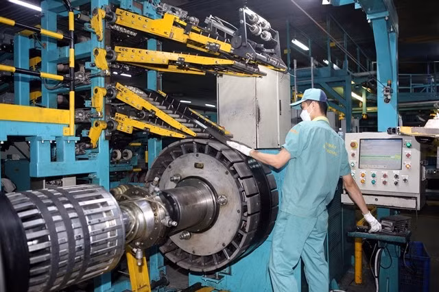 Workers operate the truck tyre production system at the DRC factory in Da Nang city. (Photo: VNA)