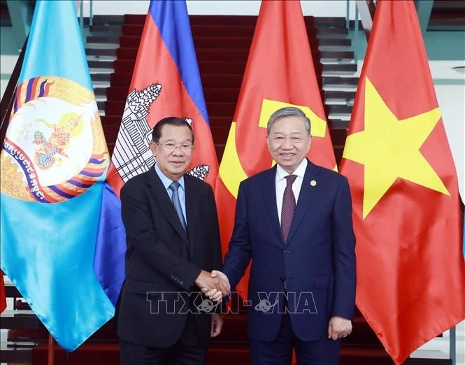 General Secretary of the Communist Party of Vietnam (CPV) Central Committee To Lam (R), and President of the Cambodian People's Party (CPP) and President of the Cambodian Senate Hun Sen at the meeting in Ho Chi Minh City. (Photo: VNA)