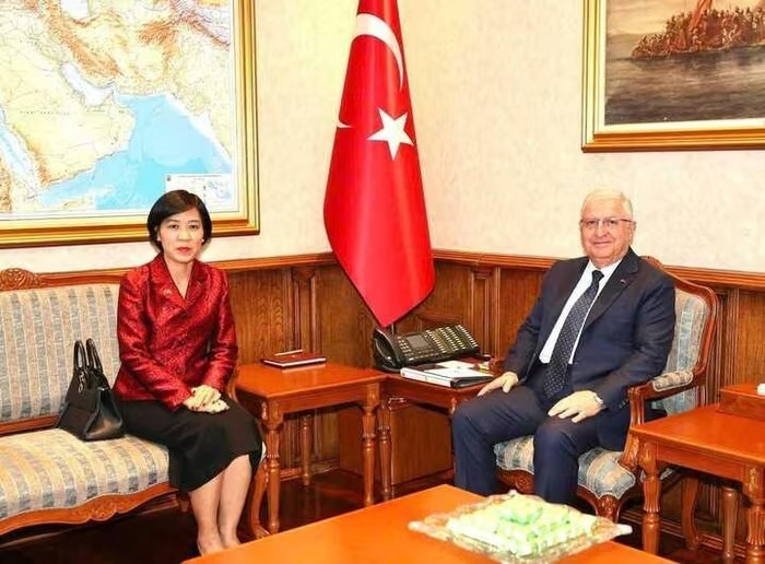Vietnamese Ambassador to Türkiye Dang Thi Thu Ha (L) and Turkish Minister of National Defence Yasar Guler (Photo: VNA)