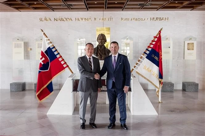 Vietnamese Ambassador to Slovakia Pham Truong Giang meets with Chairman of the Foreign Affairs Committee of the Slovak National Council (Parliament) Marian Kery on April 23. (Photo: VNA) 