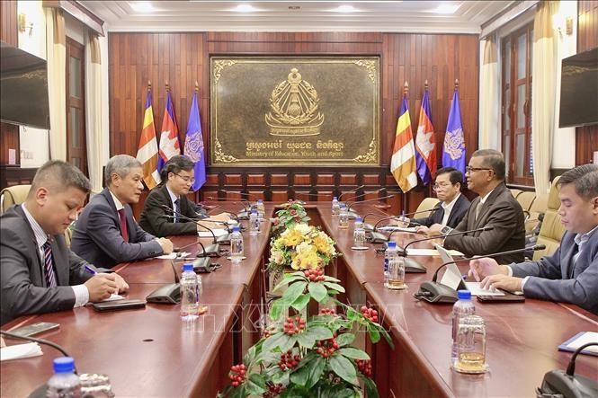 Vietnamese Ambassador to Cambodia Nguyen Minh Vu holds a working sessions with Cambodian Deputy Prime Minister and Minister of Education, Youth and Sport Hang Chuon Naron. (Photo: VNA)
