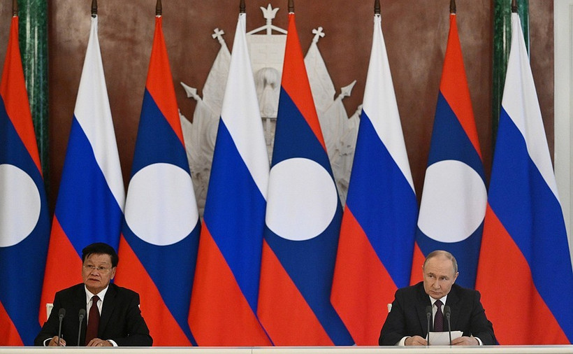 Russian President Vladimir Putin and Laos President Thongloun Sisoulith make statements following their talks. (Photo: en.kremlin.ru)