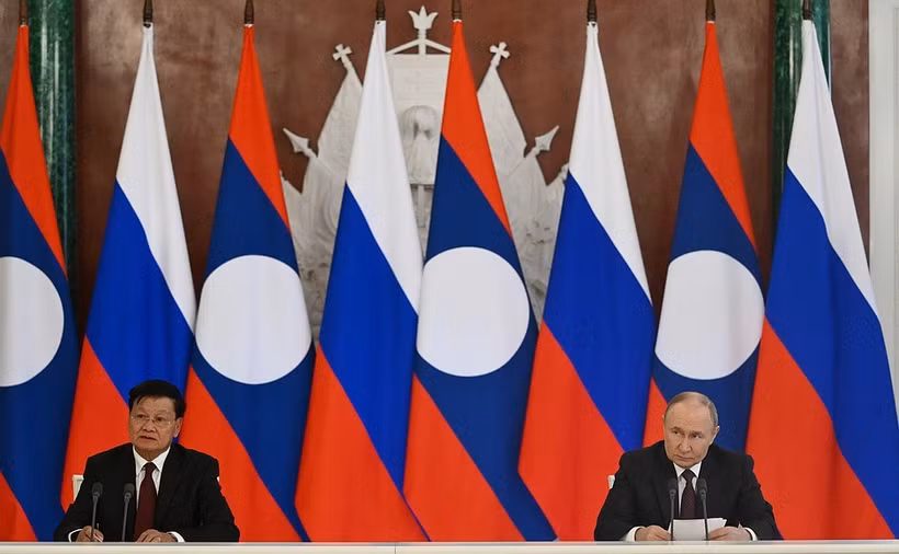 Russian President Vladimir Putin and Laos President Thongloun Sisoulith make statements following their talks. (Photo: en.kremlin.ru)
