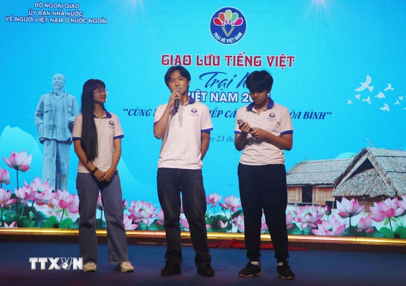 Young OVs engage in discussions in Vietnamese at the event. (Photo: VNA)