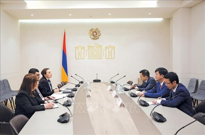 General Secretary of the National Assembly (NA) and Chairman of the NA Office Le Quang Tung holds a working session with his Armenian counterpart Davit Arakelyan in Yerevan on April 3. (Photo: VNA)