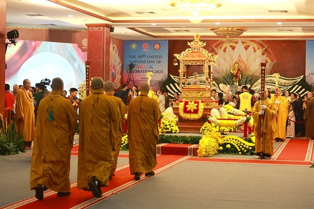 Monks arrive at Quan Su Pagoda in Hanoi to venerate the sacred relics of Buddha Shakyamuni. (Photo: VNA)