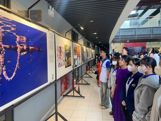 The exhibition is jointly organised by the Can Tho Union of Friendship Organisations, the Vietnam–Netherlands Friendship Association in Can Tho, and Can Tho University. (Photo: thanhnien.vn)