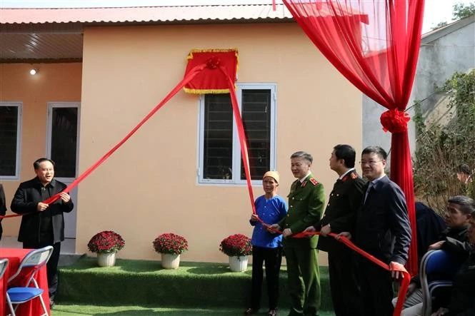 A family in Dong Buc commune in Loc Binh district in the northern province of Lang Son receives a new house that was built with support from the Public Security Ministry and the provincial authorities. (Photo: VNA)