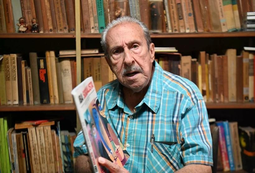 Rafael Suengas talks to Vietnam News Agency correspondents in Cuba. (Photo: VNA)