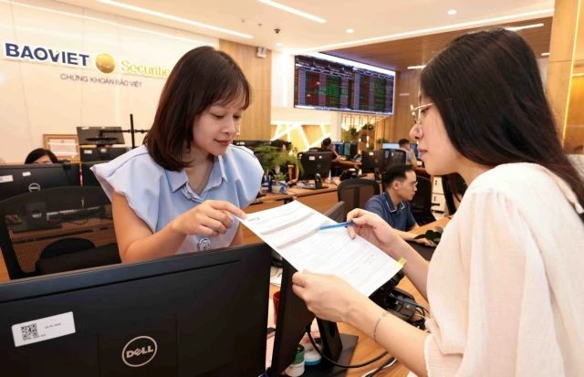 An investor performs a transaction at a Bao Viet Securities trading floor. (Photo: VNA)