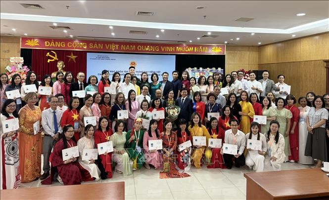 The training course for overseas Vietnamese teachers abroad, which serves as a bridge connecting Vietnamese expats with their homeland, closes in Hanoi on August 28. (Photo: VNA)