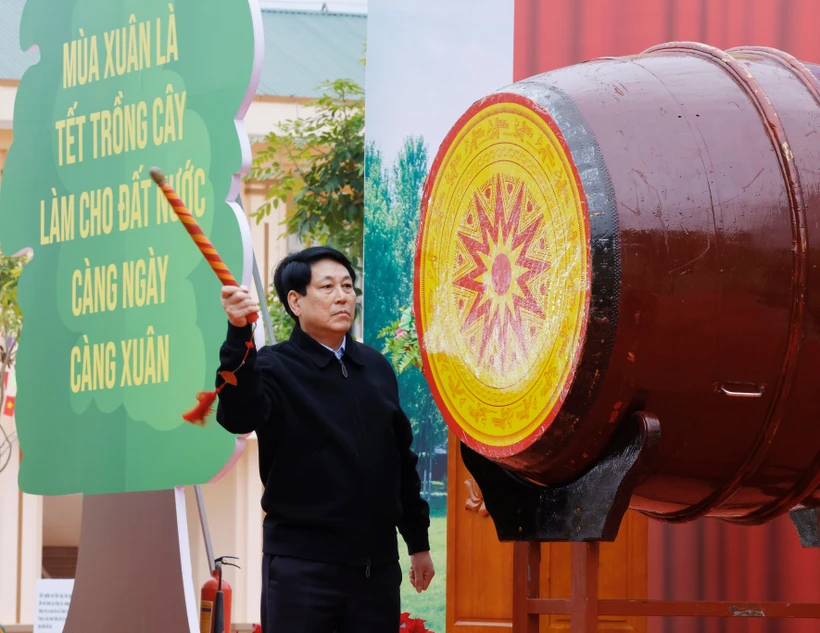 After beating a drum to kick off the tree-planting festival, State President Luong Cuong joins delegates, representatives of political and social organisations, and local residents in planting trees at a hill in Chi Lang district’s Chien Thang commune. (Photo: VNA)