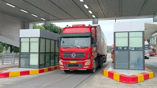 Containers undergoing customs clearance at the Kim Thành International Road Border Gate II (Kim Thanh Border Gate) during the 2025 Lunar New Year holiday. (Photo: baolaocai.vn)