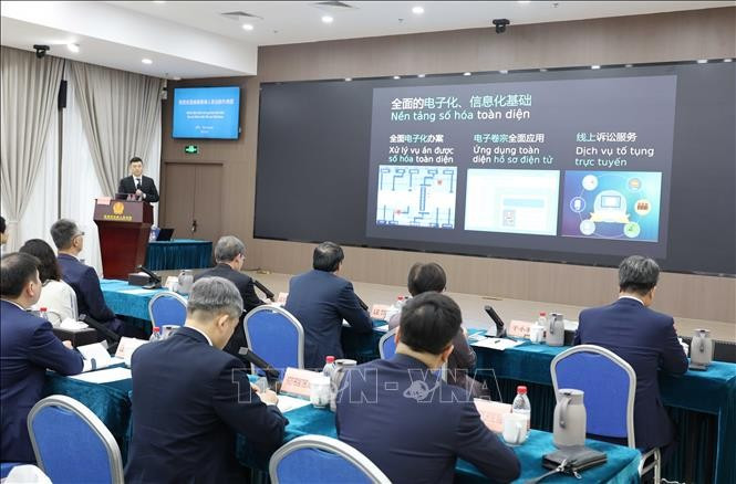The Vietnamese delegation learn about the smart court model (using AI to support trials) at the Shenzhen Intermediate People's Court (SIPC), Guangdong province, China (Photo: VNA)