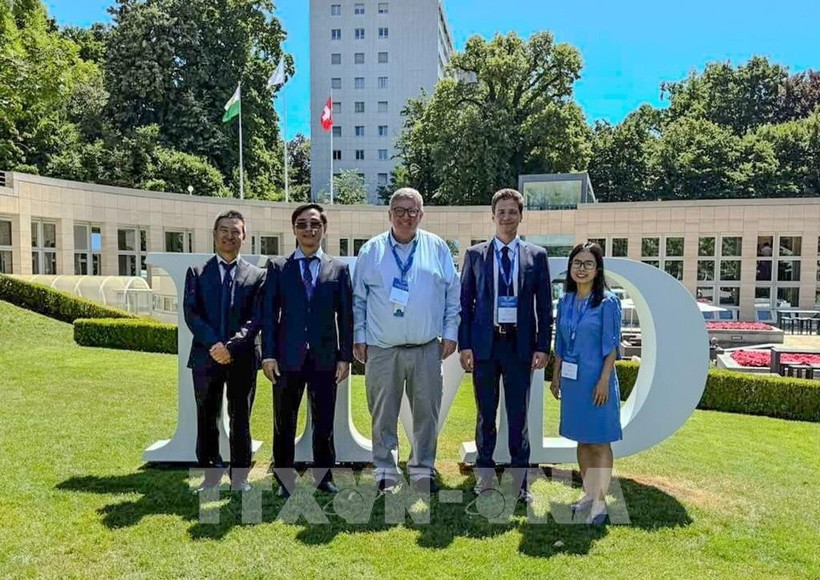 Minister Counsellor Pham Quang Huy, deputy head of Vietnam's Permanent Mission to Geneva and representatives of St. Gallen Endowment. (Photo: VNA)