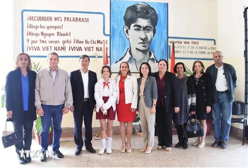 The Vietnamese Embassy delegation and Cuban officials at the Nguyen Van Troi primary school in Cerro district, Havana. (Photo: VNA)