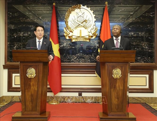 Vietnamese State President Luong Cuong (L) and Angolan President João Manuel Gonçalves Lourenço meet with the press to announce the outcomes of their talks. (Photo: VNA)