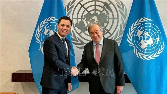 Ambassador Dang Hoang Giang (L) and UN Secretary-General António Guterres (Photo: VNA)