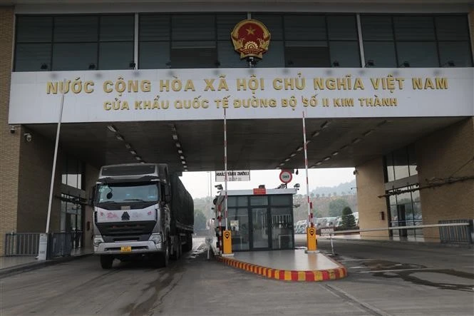 A truck passing through the Kim Thanh International Road Border Gate No. 2 on January 1 (Photo: VNA)