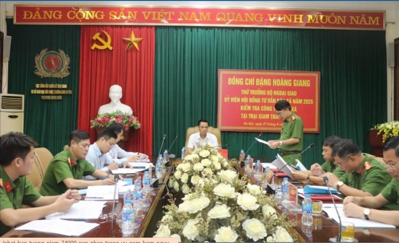 Deputy Foreign Minister Dang Hoang Giang, a member of the 2025 Amnesty Advisory Council (second phase), on August 7 has a working session with managers and staff of Thanh Xuan Prison in Hanoi. (Photo: VNA)