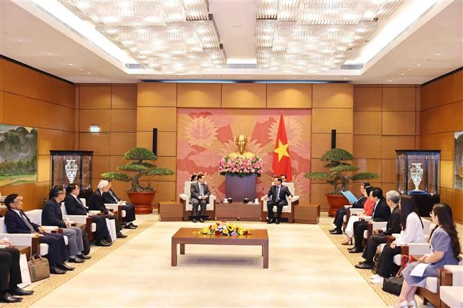 At the meeting between Vice Chairman of the National Assembly Nguyen Khac Dinh (R) and a delegation of the Lao National Assembly led by Chairman of its Foreign Affairs Committee Sanya Praseuth (Photo: VNA)