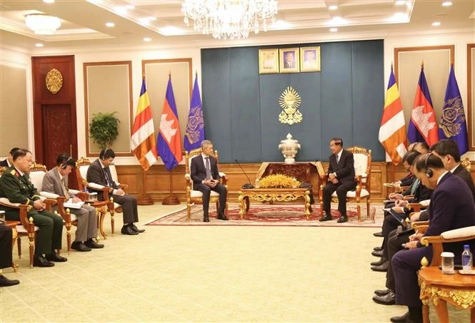 Cambodian Senate President and CPP President Samdech Techo Hun Sen (right) receives newly-accredited Vietnamese Ambassador to Cambodia Nguyen Minh Vu in Phnom Penh on February 12. (Photo: VNA)