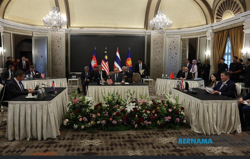 Thailand and Cambodia's leaders begin the talks on July 28 in Malaysia. (Photo: Bernama)