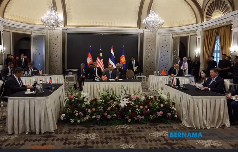 Thailand and Cambodia's leaders begin the talks on July 28 in Malaysia. (Photo: Bernama)