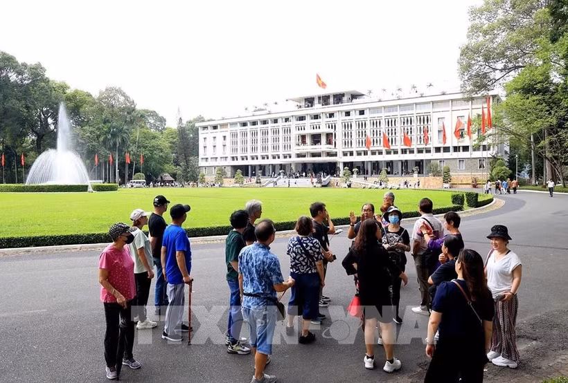 International travelers visit the Independence Palace, a popular historical site in Ho Chi Minh City. (Photo: VNA)