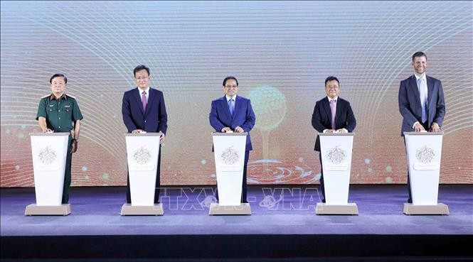 Prime Minister Pham Minh Chinh (centre) attends the groundbreaking ceremony of the urban complex, eco-tourism, and golf course project in Hung Yen province, one of more than 20 projects of the Trump Group of the US in the world. (Photo: VNA)