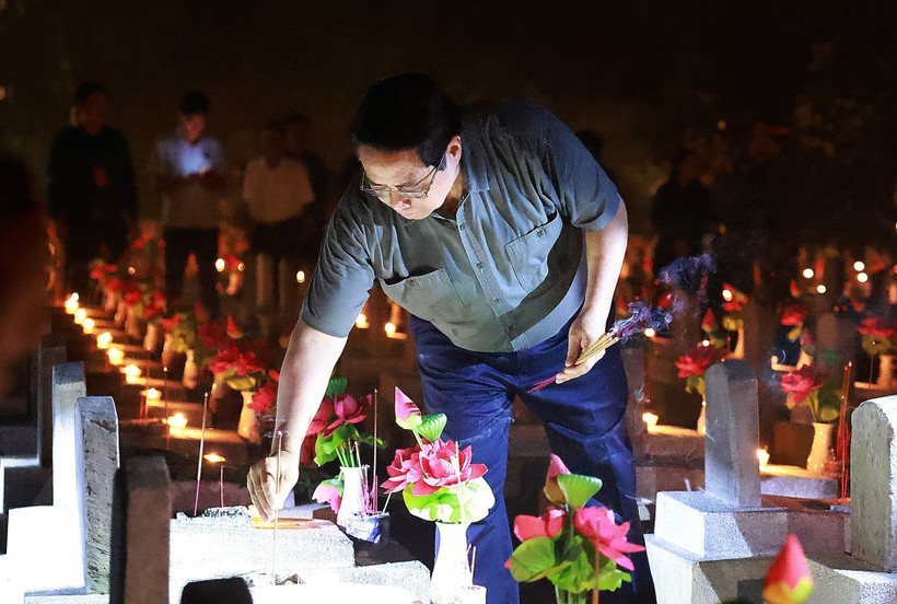 Prime Minister Pham Minh Chinh lights candles and incense to pay tribute to heroic martyrs at Truong Son National Martyrs' Cemetery. (Photo: VNA)