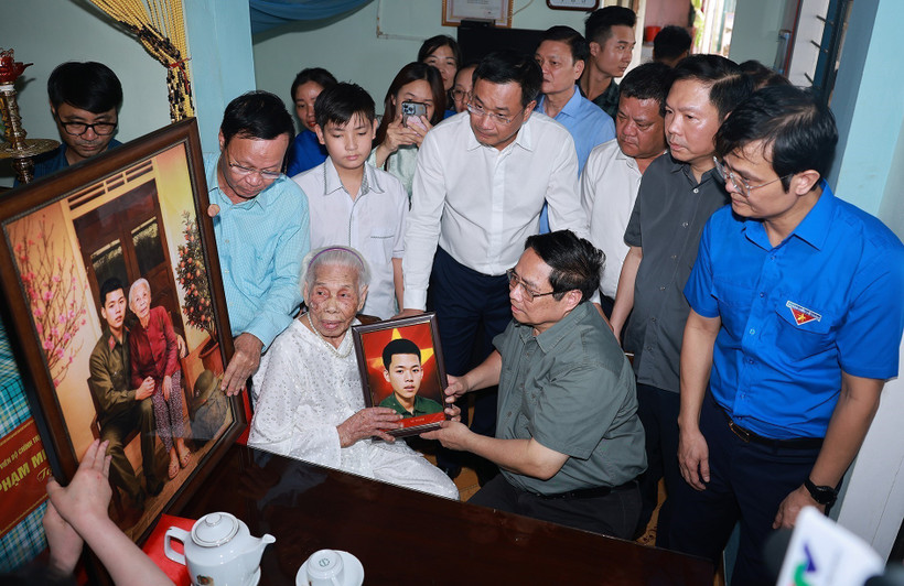 Prime Minister Pham Minh Chinh visits Heroic Vietnamese Mother Dao Thi Vui, aged 102, in Hai Lang commune, Quang Tri province (Photo: VNA)