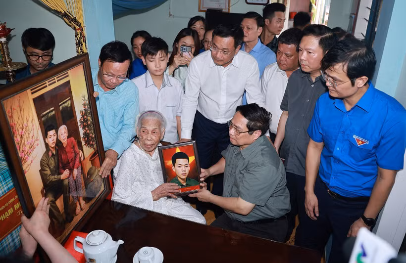 Prime Minister Pham Minh Chinh visits Heroic Vietnamese Mother Dao Thi Vui, aged 102, in Hai Lang commune, Quang Tri province (Photo: VNA)
