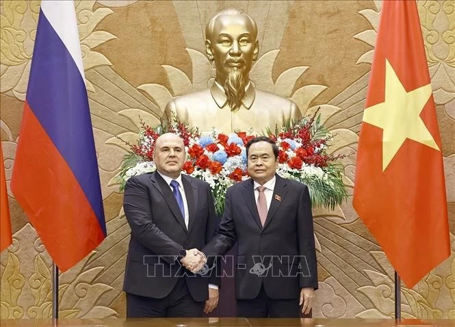 National Assembly Chairman Tran Thanh Man (R) meets with Russian Prime Minister Mikhail Vladimirovich Mishustin (Photo: VNA)