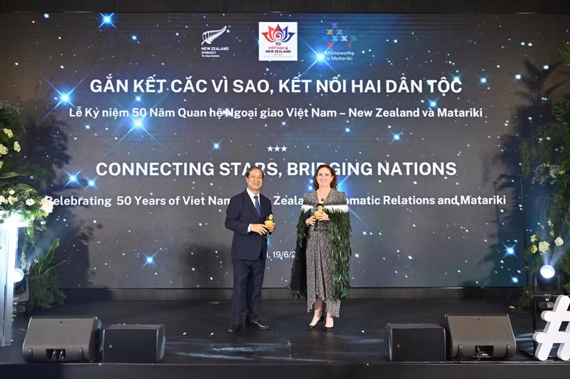 Minister of Education and Training Nguyen Kim Son (left) and New Zealand Ambassador to Vietnam Caroline Beresford at the celebration on June 19 (Photo: VNA)