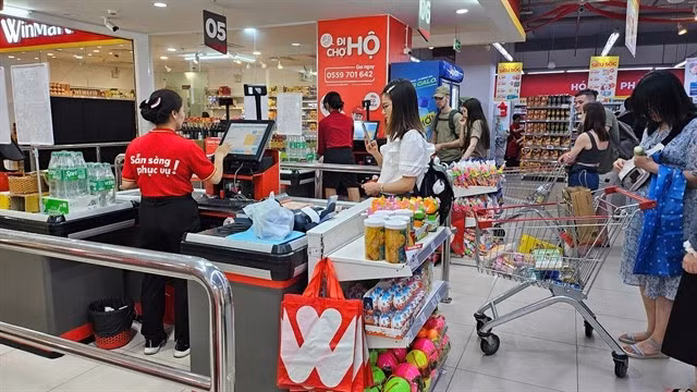 Consumers shop at a Winmart store in Nha Trang city. (Photo: VNA)