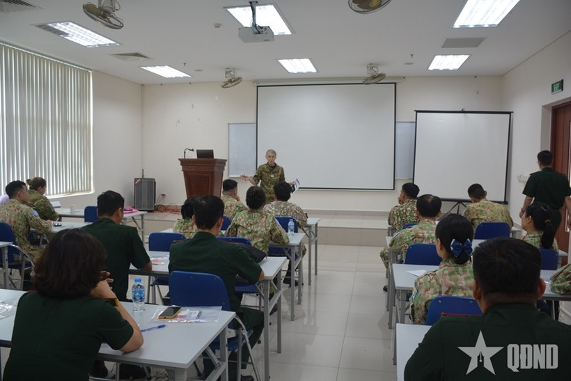 Officers and soldiers attend the training course. (Photo: qdnd.vn)