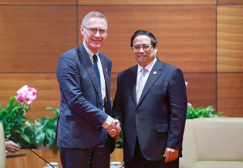 Prime Minister Pham Minh Chinh (right) and Associate Vice-President of IFAD’s Department for Country Operations Donal Brown (Photo: VNA)