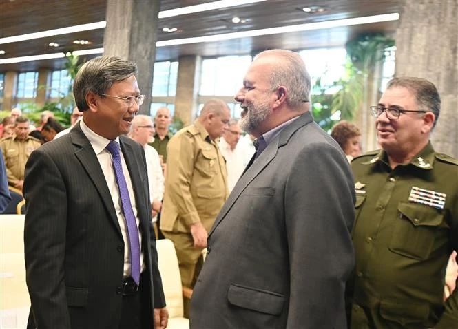 Cuban Prime Minister Manuel Marrero Cruz and Vietnamese Ambassador Le Quang Long at the ceremony. (Photo: VNA)