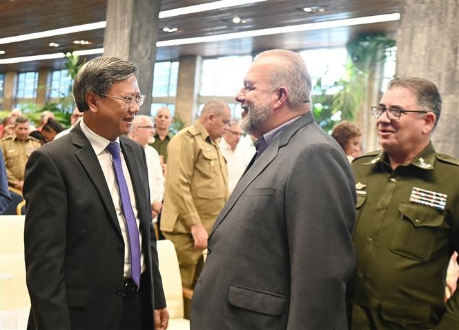 Cuban Prime Minister Manuel Marrero Cruz and Vietnamese Ambassador Le Quang Long at the ceremony. (Photo: VNA)
