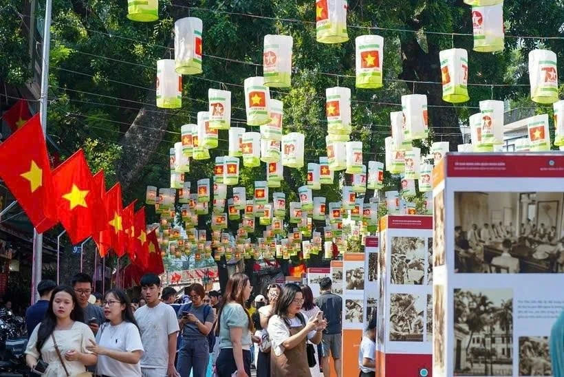 The festival contributes to introducing and promoting destinations, products, services, and branded tourism gifts of Hanoi. (Illustrative photo: VNA)