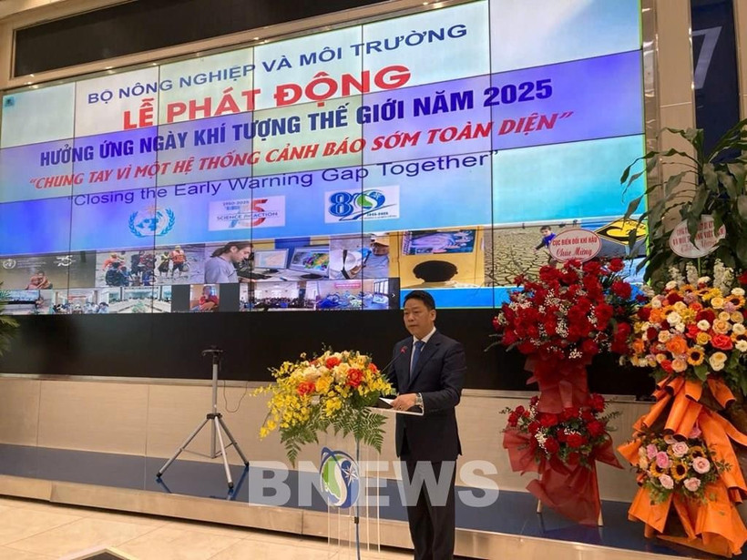 Nguyen Thuong Hien, head of the Meteorological and Hydrological Administration under the Ministry of Agriculture and Environment speaks at the event. (Photo: VNA)